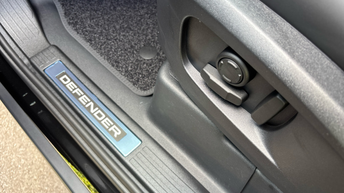 Land Rover Defender 3.0 D250 X-Dynamic SE 110 5dr Auto Diesel Estate - Image 40